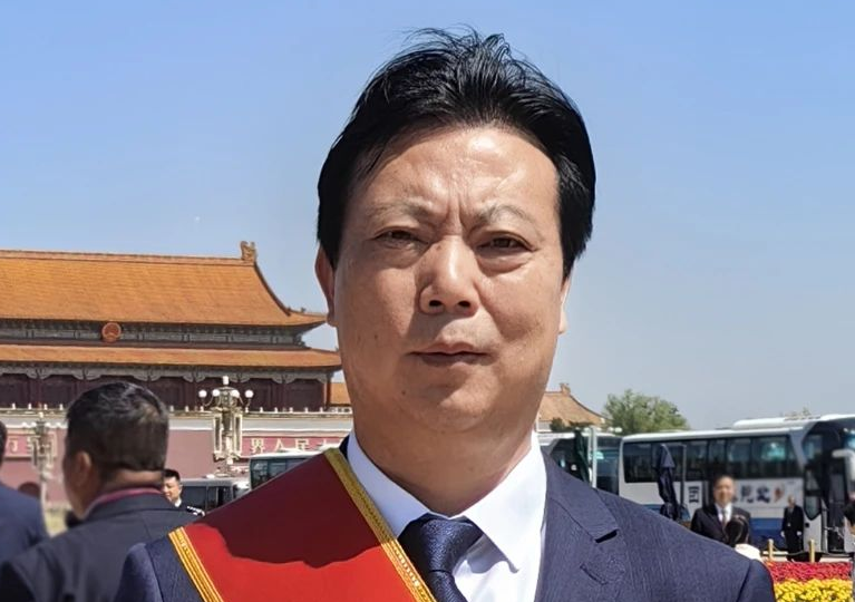 喜报！新霖飞集团董事长何其金荣获“全国劳动模范”称号