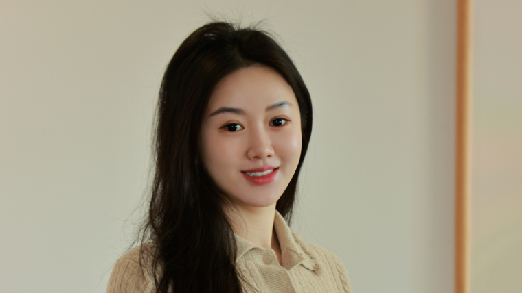 管理“组合拳”炼就行业标杆：袁千惠如何引领南京新百摘得AI养老创新桂冠