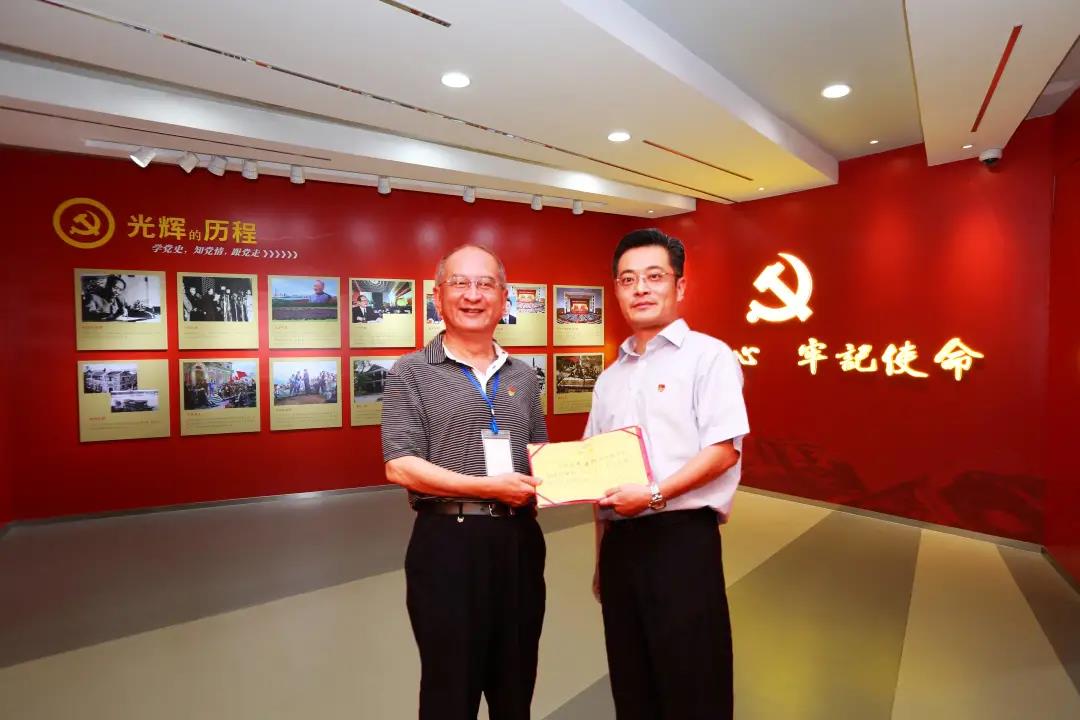 周建松、周江父子